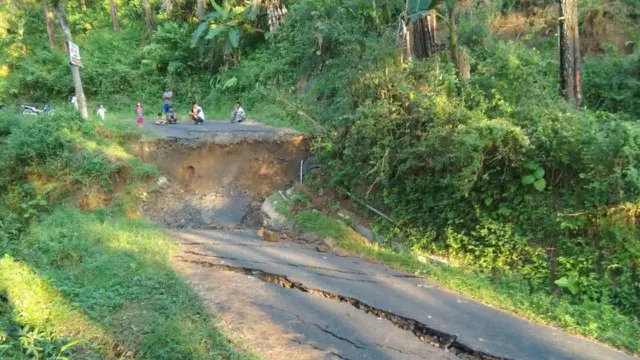 Jalan mendadak ambles sedalam 3 meter di Kutabima Kecamatan Cimanggu, setelah diguyur hujan lebih dari sepekan. (Foto: Liputan6.com/BPBD Cilacap/Muhamad Ridlo)