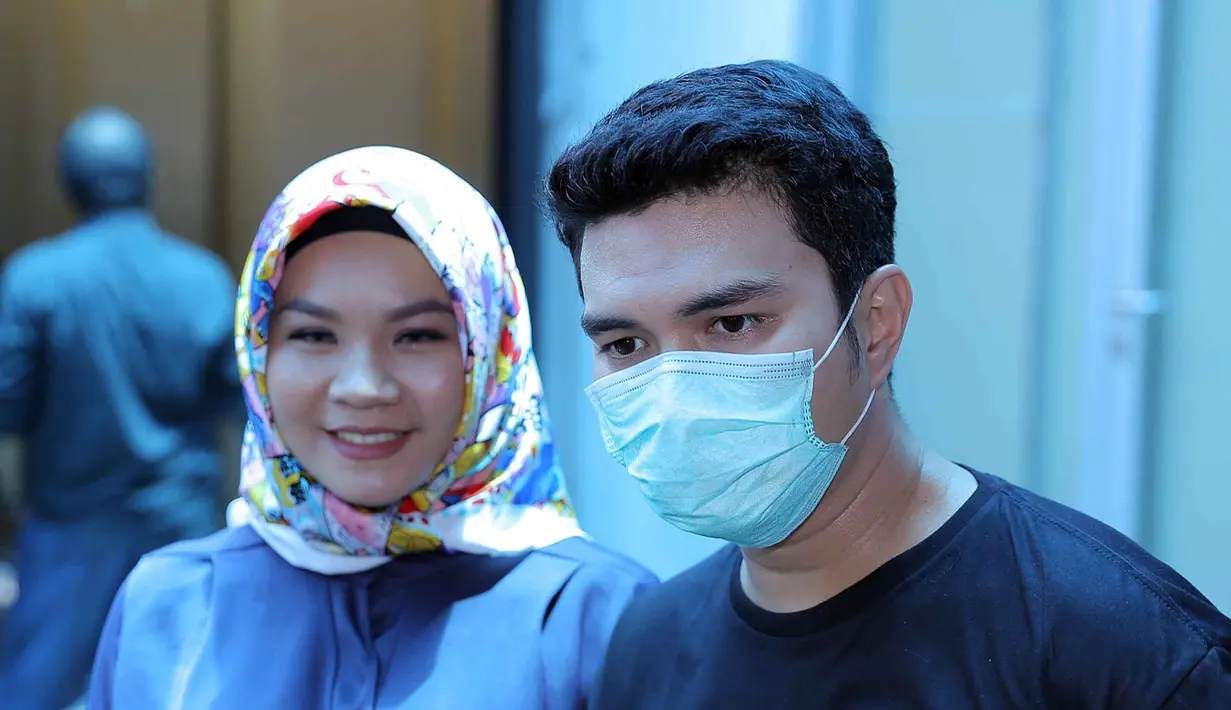 "Tapi sekarang kalo kemana-mana harus pake masker karena efek kemo daya tahannya rentan, harus banyak konsumsi buah dan sayuran," tambahnya. (Deki Prayoga/Bintang.com)