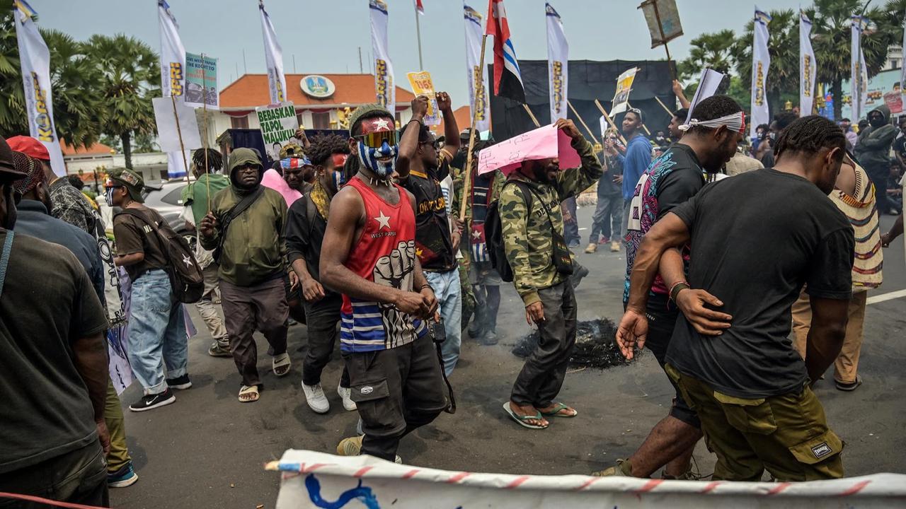 FOTO: Ratusan Mahasiswa Papua Gelar Aksi 1 Desember di Surabaya