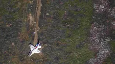 Pesawat  F-16 milik tim Thunderbirds Angkatan Udara AS jatuh di Colorado Springs setelah flyover di acara kelulusan Akademi Angkatan Udara, Kamis (2/6). Pilot Mayor Alex Turner yang mengemudikan pesawat selamat meski terluka. (Reuters/John Wark)