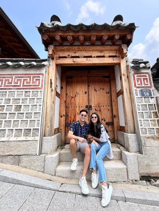 Maudy Ayunda dan Jesse Choi berpose di Bukchon Hanok Village. (Foto: Instagram/ maudyayunda)