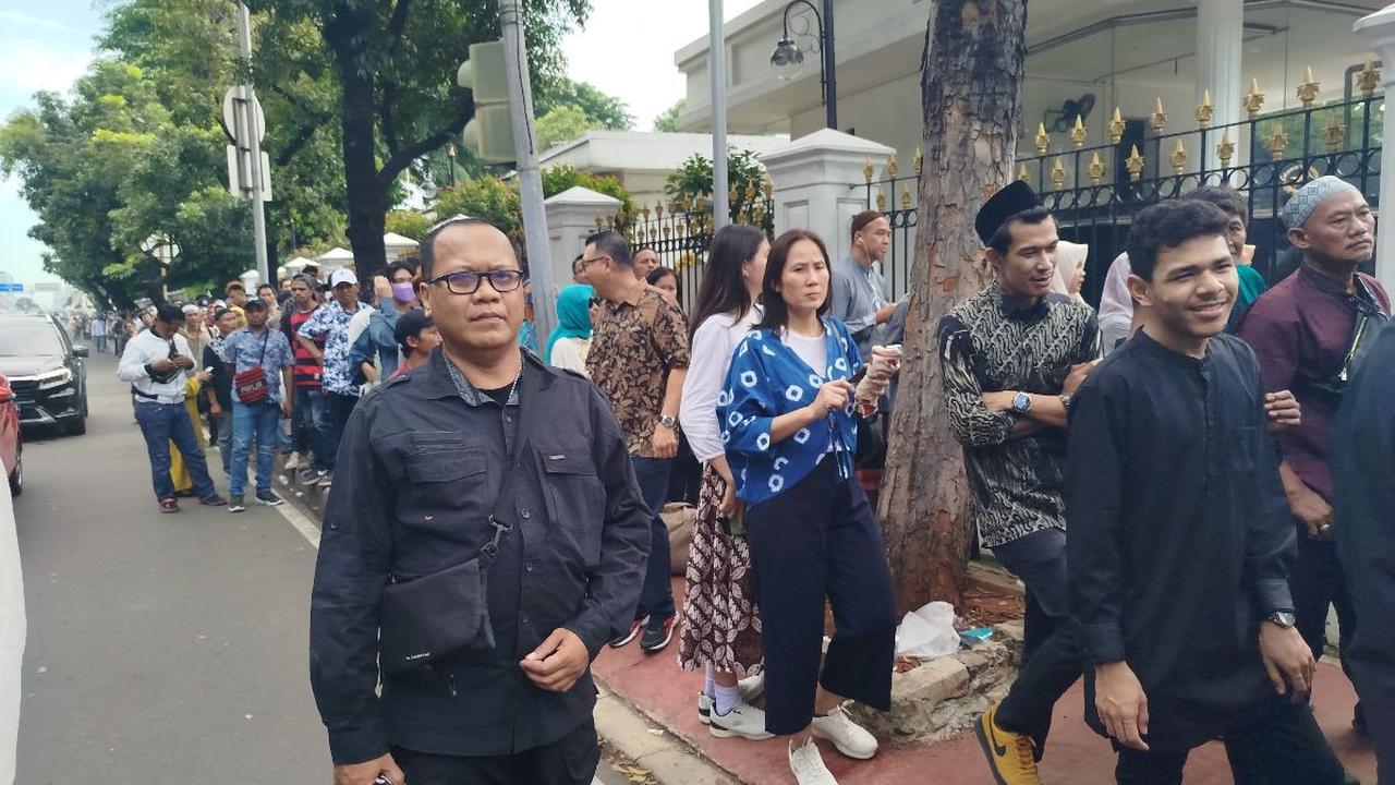 Suasana juga sempat riuh kala ada yang mencoba menyerobot antrean. Aksi adu mulut dan saling dorong tak terhindarkan.&nbsp;
