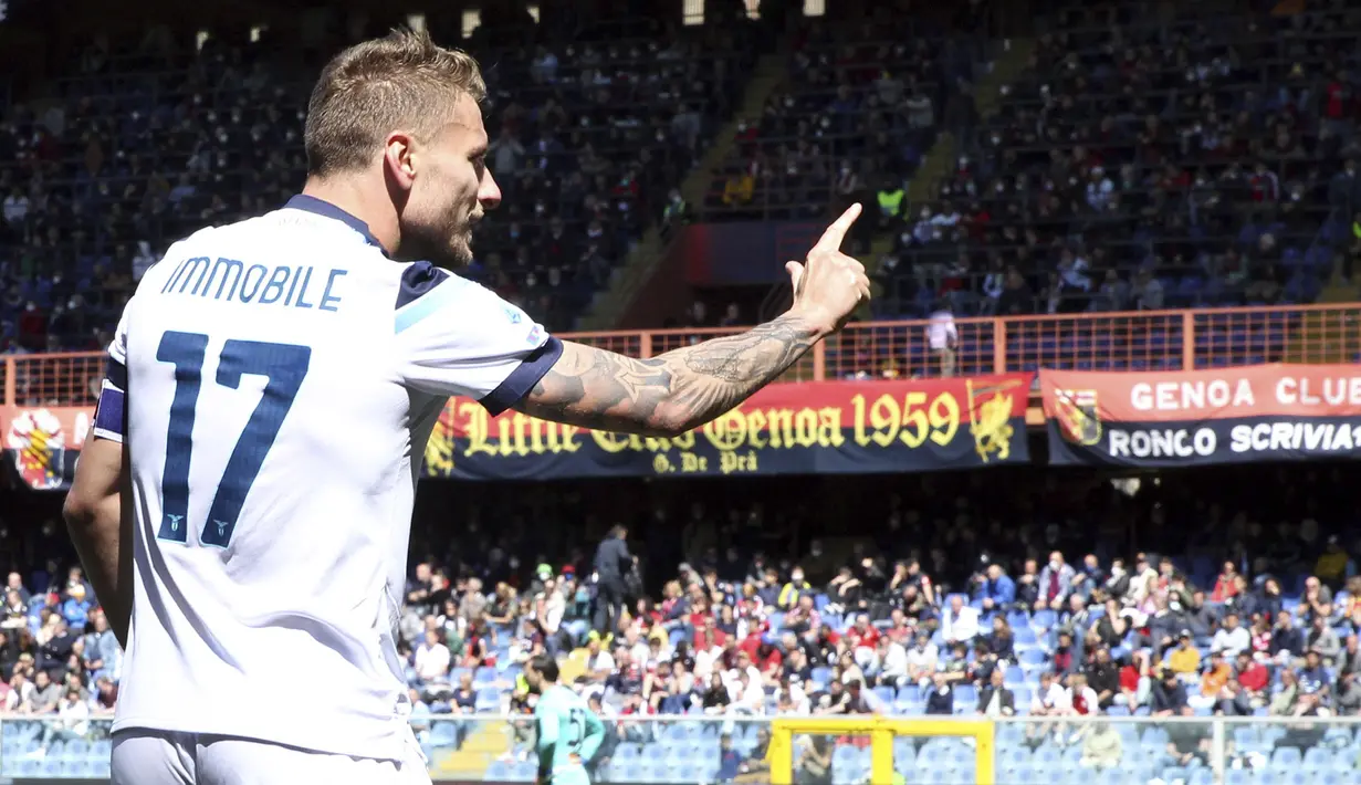 Catatan hattrick tersebut membuat bomber 32 tahun tersebut berhasil memimpin klasemen top skor Liga Italia dengan 24 golnya. Sementara itu, kemenangan ini membuat Lazio bertengger di posisi kelima dengan raihan 55 poin dari 32 pertandingan. (LaPresse via AP/Tano Pecoraro)