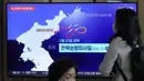 Layar TV yang ditampilkan di Stasiun Kereta Api Seoul di Seoul, Korea Selatan, menunjukkan program berita yang melaporkan peluncuran rudal Korea Utara pada Jumat (24/2/2023). Media pemerintah Korea Utara menyebut bahwa uji coba itu menunjukkan kesiapan "kekuatan tempur nuklir" Pyongyang menghadapi konflik. (AP Photo/Ahn Young-joon)