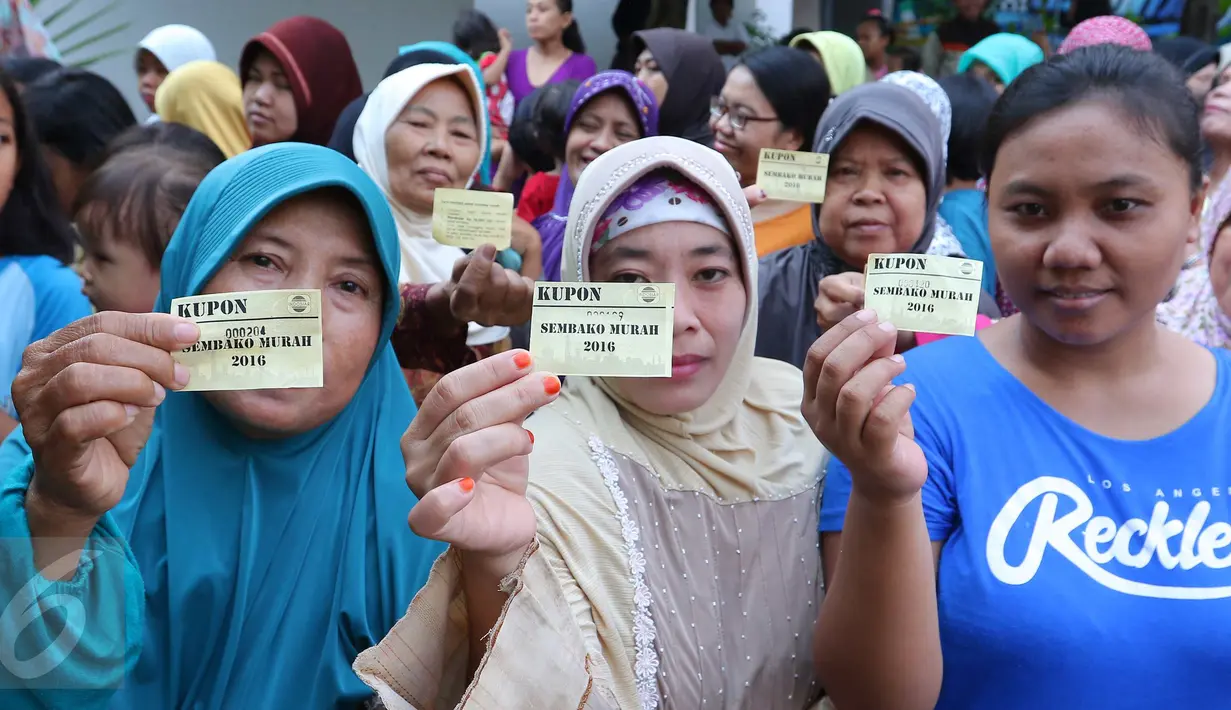 Warga menunjukkan kupon yang akan ditukarkan dengan paket sembako murah dari Indosiar di Joglo, Jakarta, Senin (13/6). Paket berisikan 5 kg beras, 2 liter minyak goreng, 1 kg gula pasir dan 1 kg tepung terigu dijual Rp 30 ribu‎ (Liputan6.com/Angga Yuniar)