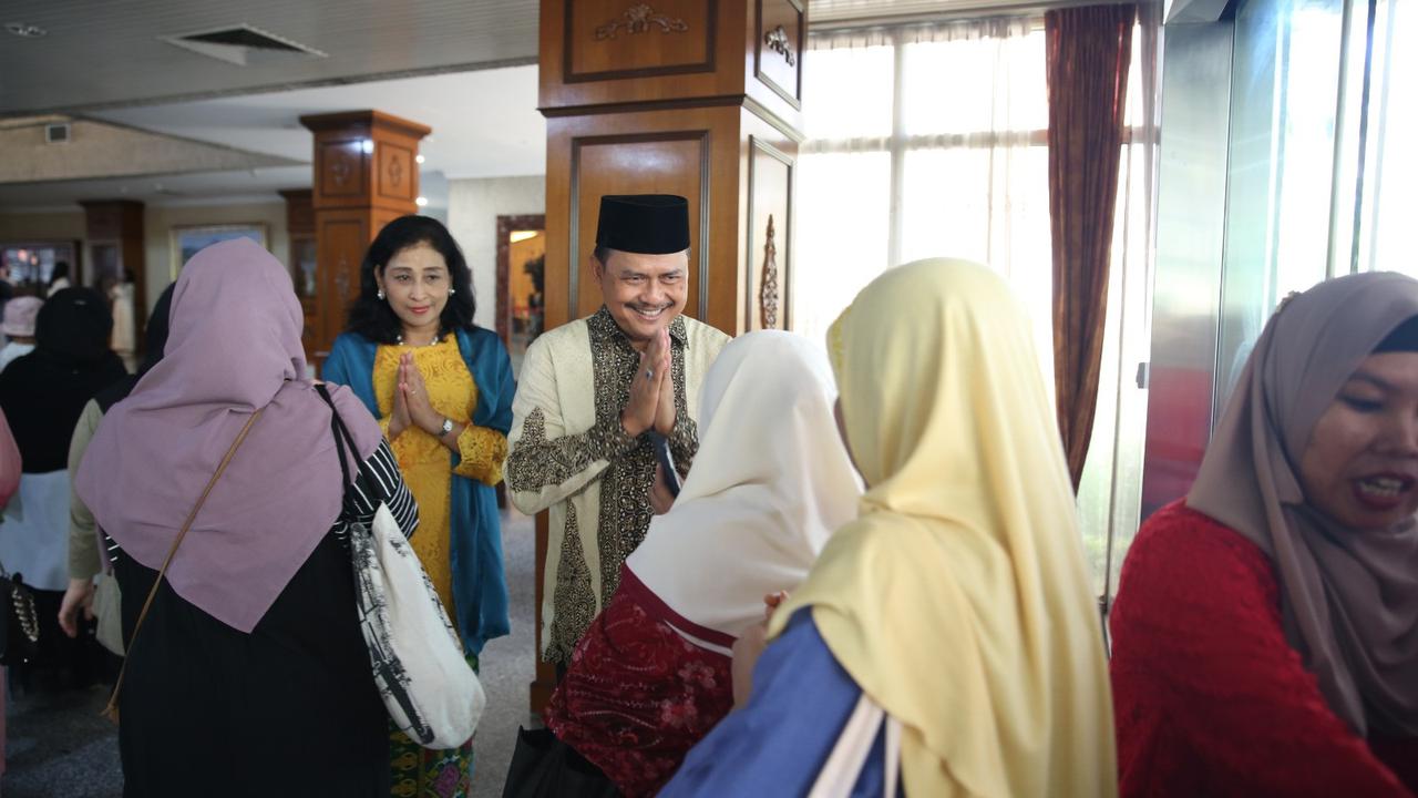 Untuk mengobati rasa rindu dengan suasana Lebaran di Tanah Air, KBRI Singapura juga menyiapkan makanan berupa ketupat sayur dan bermacam lauk pauk khas hidangan lebaran (KBRI Singapura)