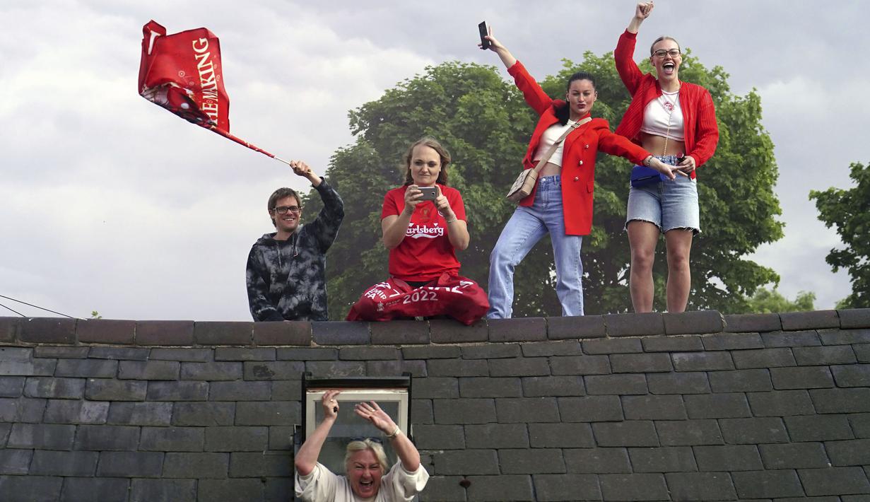 Sejumlah fans Liverpool menyaksikan parade tim kebanggaan mereka pada Minggu (29/05/2022) waktu setempat. Musim ini, The Reds berhasil meraih dua trofi yaitu Piala FA dan Piala Liga Inggris. (PA via AP/Martin Rickett)