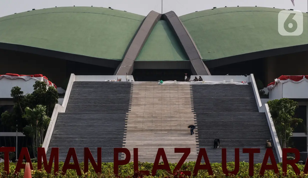 Petugas membersihkan area depan Gedung MPR/DPR/DPD yang meliputi Kolam, Halaman, Lobi gedung Nusantara  Jakarta, Rabu (29/7/2020). Menjelang bulan Agustus yang juga Perayaan Kemerdekaan RI, Parlemen bersolek menyambut sidang Tahunan yang diselenggarakan 14 Agustus 2020. (Liputan6.com/Johan Tallo)