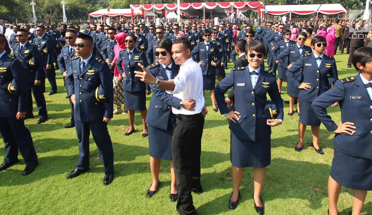 Perwira Remaja dari TNI Angkatan Udara berfoto usai dilantik Presiden Joko Widodo, di Istana Merdeka, Jakarta, Selasa (25/7). Dalam acara ini Jokowi melantik 729 orang Calon Perwira Remaja (Capaja) TNI-Polri. (Liputan6.com/Angga Yuniar)