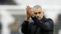 Jose Mourinho, manajer Tottenham Hotspur saat laga kontra West Ham (23/11/2019). (AFP/Adrian Dennis)