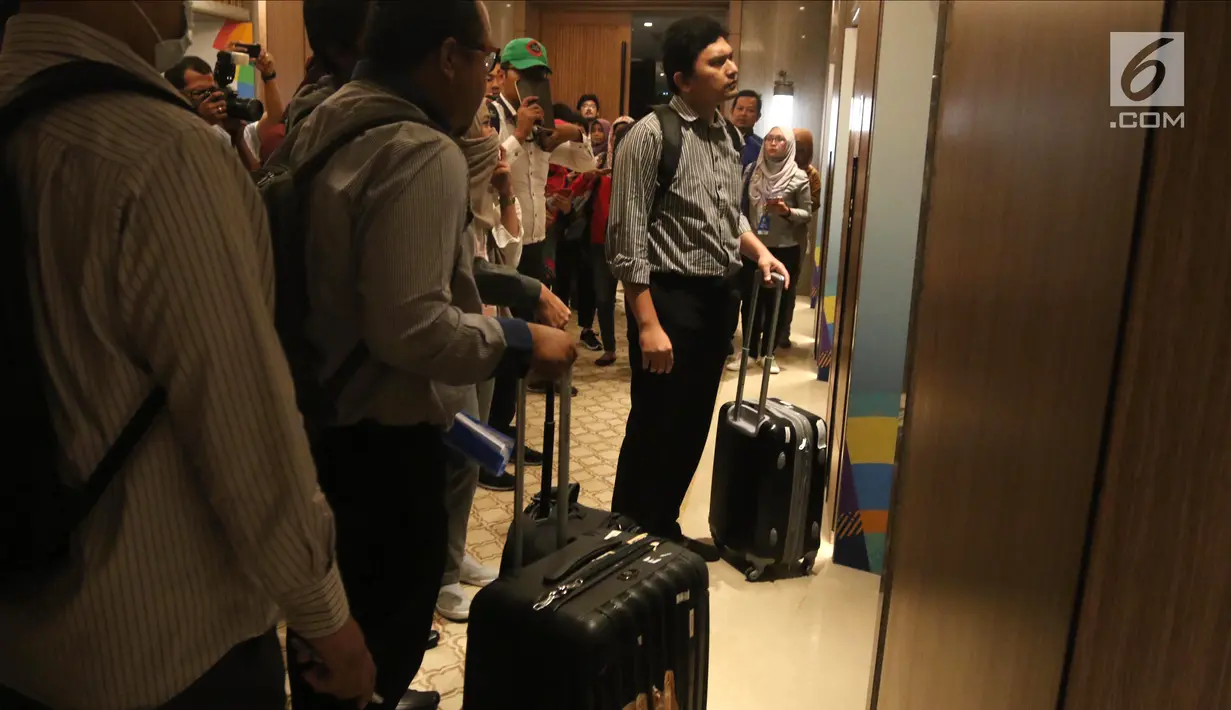 Sejumlah penyidik KPK bersiap memasuki lift saat menggeledah Kantor Pusat PLN, Jakarta, Senin (16/7). Para petugas yang membisu itu memilih langsung masuk ke lift. (Liputan6.com/Arya Manggala)