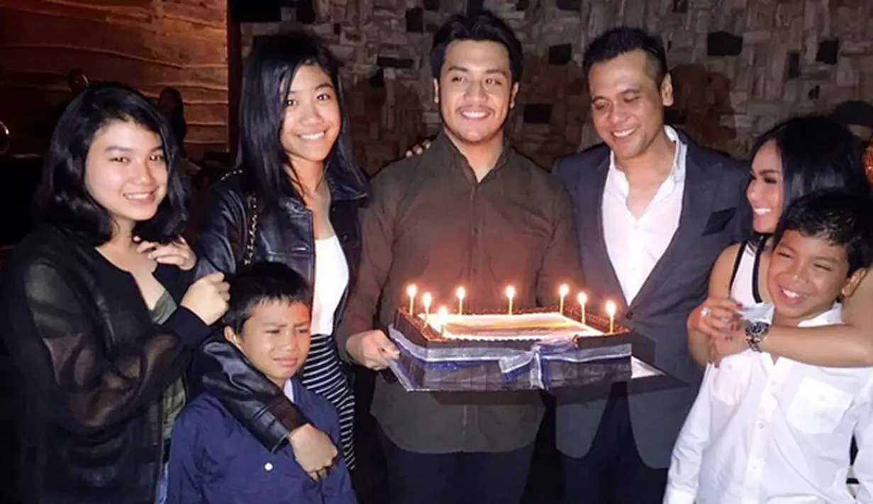 Hubungan pasangan janda dan duda itu mulai memamerkan kemesraanya pada Agustus tahun lalu. Sejak itu, mantan suami Wanda Hamidah mulai sering mengunggah foto intim bersama kakak kandung Krisdayanti itu. (Instagram/chicohakim)