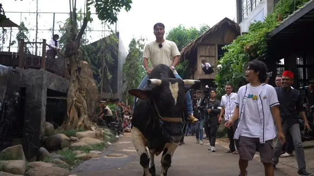 Irfan Hakim bersama sapi kurbannya tahun 2024 (Instagram/irfanhakim75)