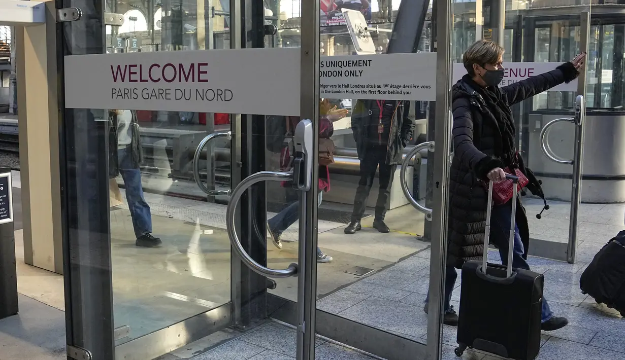 Penumpang yang tiba dari London dengan kereta Eurostar disambut kerabatnya di stasiun kereta Gare du Nord, Paris, Jumat (14/1/2022). Pencabutan larangan COVID terhadap turis Inggris menjadi dorongan besar bagi wisatawan dan pemain ski yang tiba di bandara dan stasiun kereta. (AP Photo/Michel Euler)