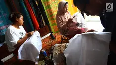 Perajin membuat pola batik bunga anggrek khas Tangerang Selatan pada kain di tempat pembuatan batik kawasan Pamulang, Minggu (21/10). Batik Tangsel ini sudah menembus pasar dunia seperti Makao, Kamboja, China, Hanoi dan Bangkok. (Merdeka.com/Arie Basuki)