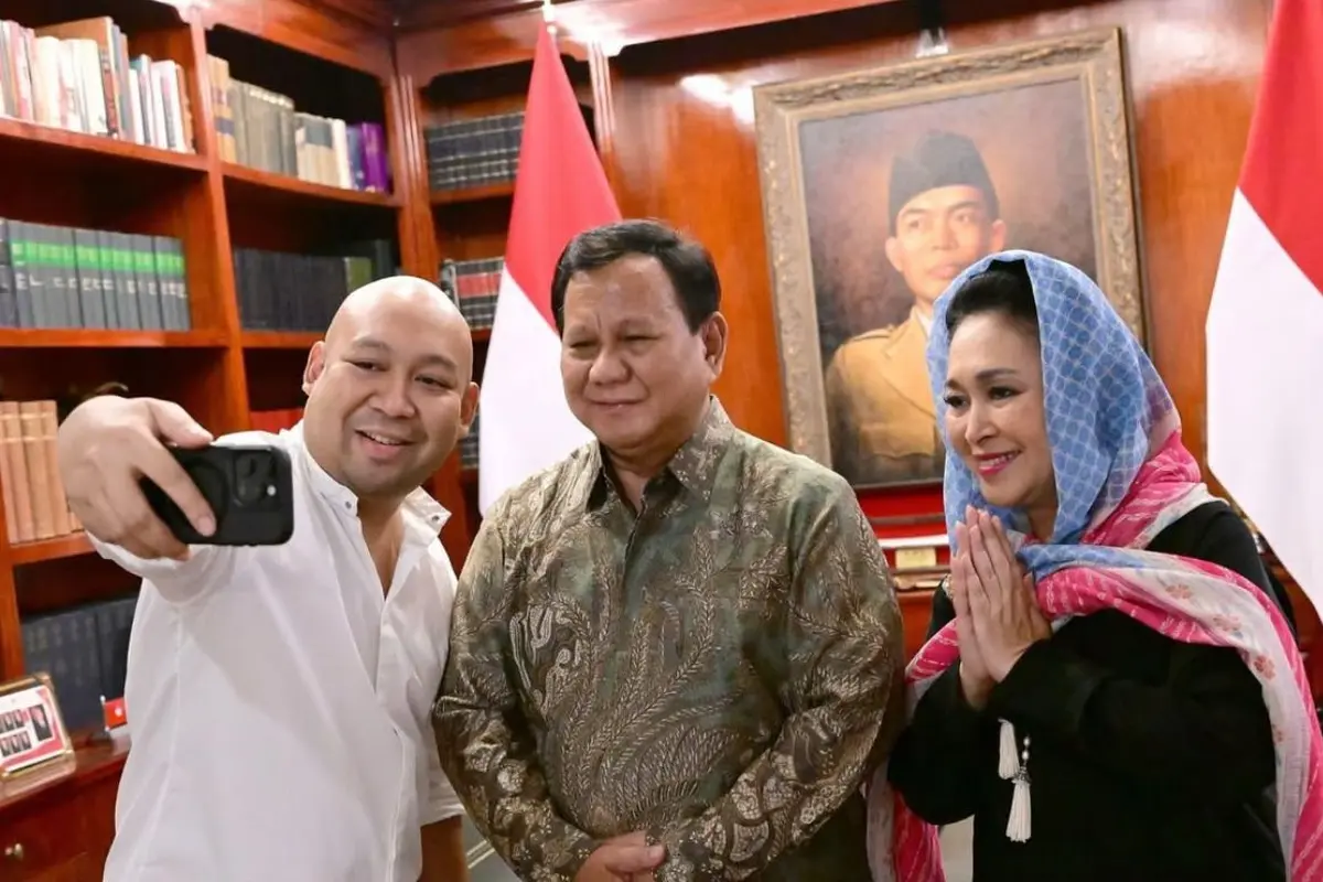 Gaya Busana Lebaran Presiden Prabowo Ucapkan Selamat Idul Fitri bersama Titiek Soeharto dan Didiet Hadiprasetyo
