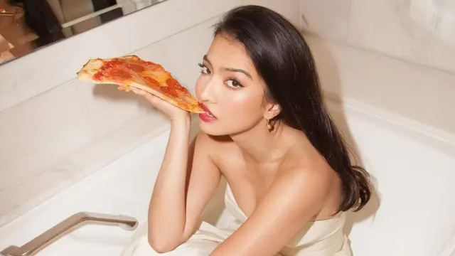 FOTO: Gaya Pemotretan Raline Shah di Bathub, Tampil Menawan