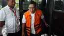 Kamaludin turun dari mobil tahanan untuk menjalani pemeriksaan lanjutan terkait dugaan suap Hakim MK, Patrialis Akbar di gedung KPK Jakarta, Senin (30/1). Kamaludin diduga sebagai perantara suap Hakim MK, Patrialis Akbar. (Liputan6.com/Helmi Fithriansyah)