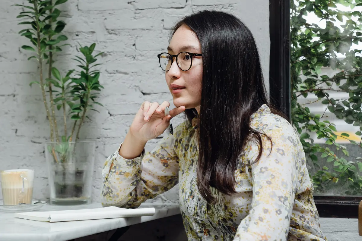 perempuan berpikir