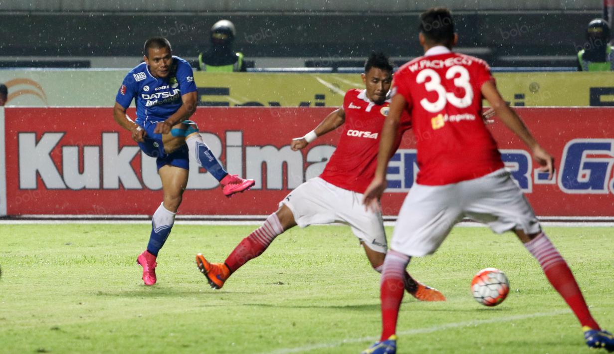 Pemain Persib Bandung, Tantan melakukan tembakan saat dihadang para pemain Persija pada laga Torabika SC 2016 di Stadion Gelora Bandung Lautan Api, Bandung, Sabtu (16/7/2016). (Bola.com/Nicklas Hanoatubun)