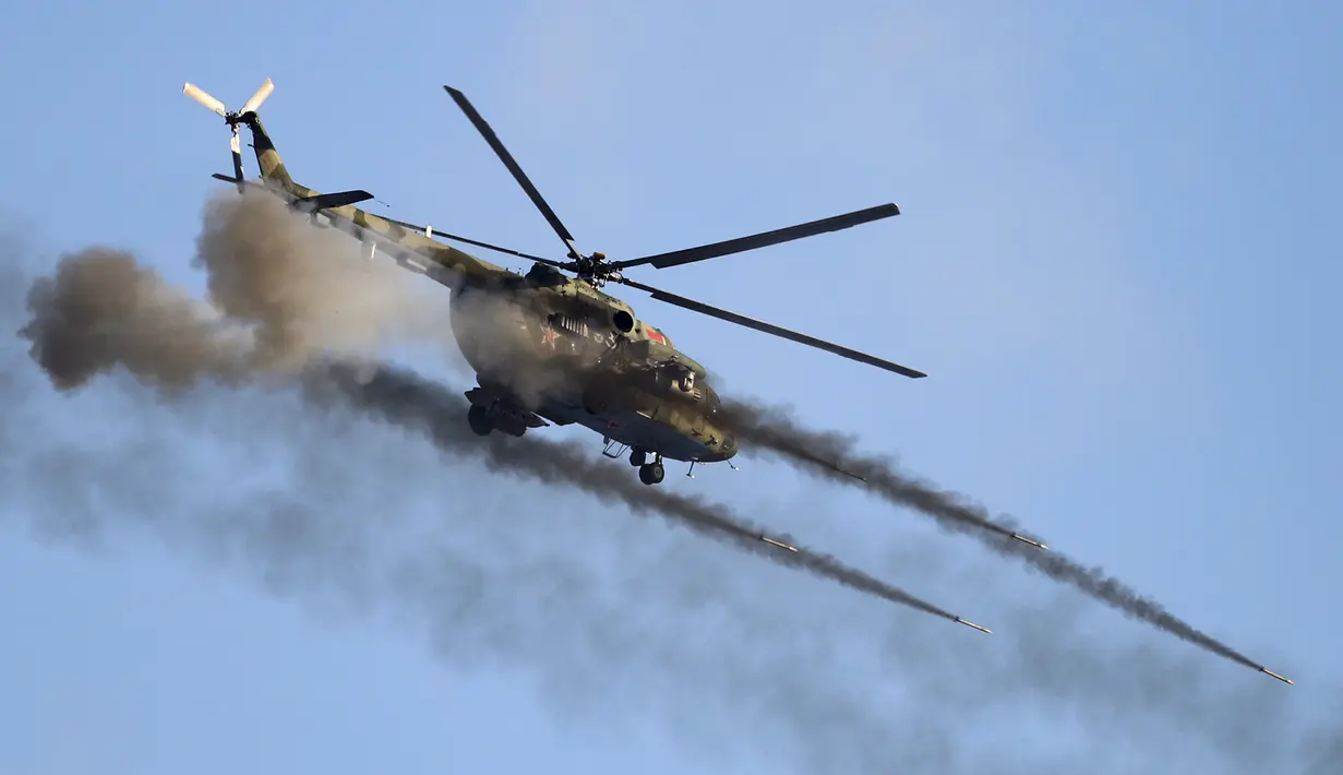 Helikopter militer menembakkan senjata saat terbang di atas tempat pelatihan Gozhsky dalam latihan militer Union Courage-2022 Rusia-Belarusia di Belarusia. Rusia dengan tegas menyangkal bahwa mereka bermaksud untuk melancarkan serangan terhadap Ukraina. (Vadzim Yakubionak, BelTA via AP)