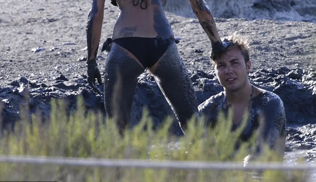 Akibat aksinya ini tubuh Gotze dan Ann penuh dengan lumpur. Tetapi mereka terlihat menikmati sensasi mandi lumpur ini, Formentera, Spanyol (Dailymail)