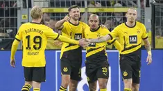 Pemain Borussia Dortmund, Niclas Fuellkrug, bersama Donyell Malen, merayakan gol ke gawang SC Freiburg pada laga Liga Jerman di Stadion Signal Iduna Park, Sabtu (10/2/2024). Die Borussen menang tiga gol tanpa balas. (AP Photo/Martin Meissner)