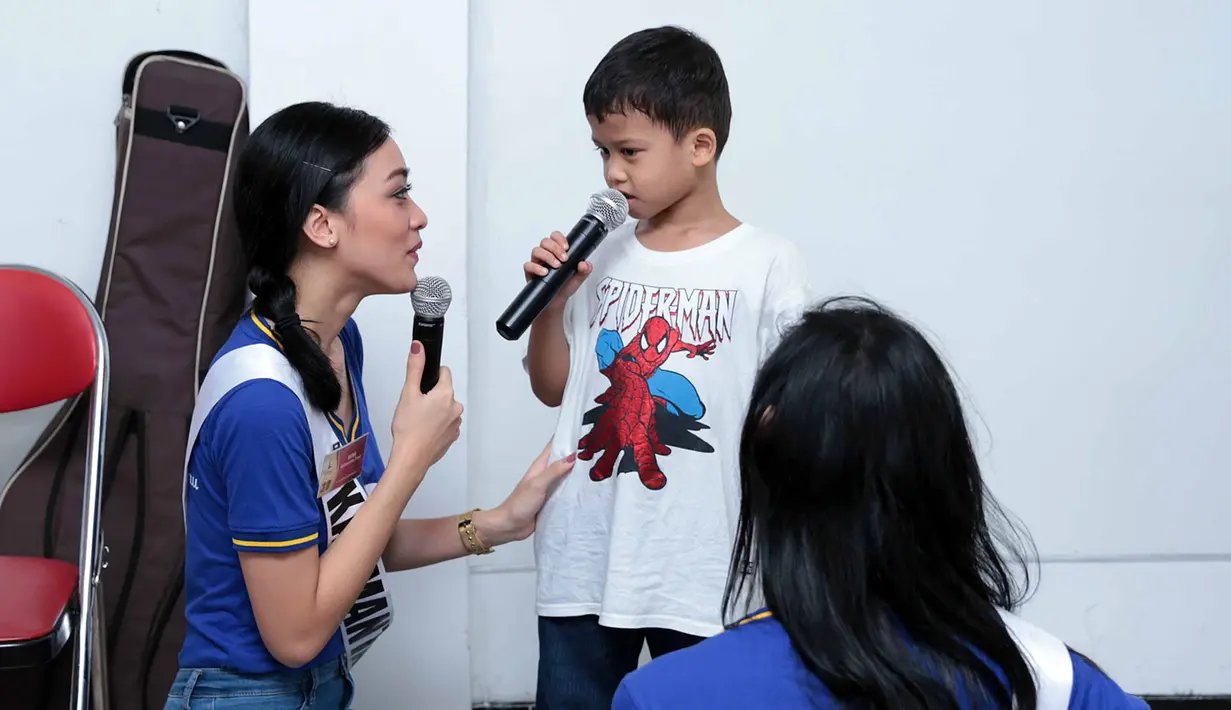 Minggu (26/3/2017) 38 finalis Puteri Indonesia mengunjungi Yayasan Sayap Ibu. Kunjungan sosial ini masuk dalam agenda Yayasan Puteri Indonesia dan Mustika Ratu. (Deki Prayoga/Bintang.com)