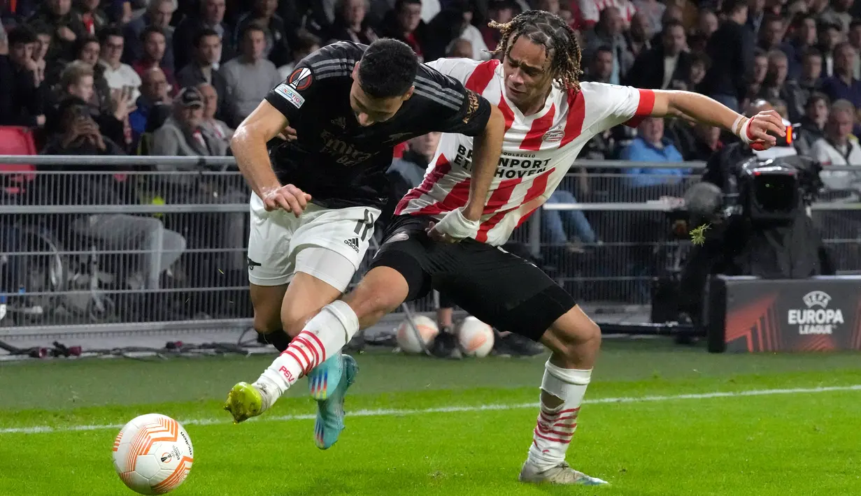 Pemain Arsenal Gabriel Martinelli (kiri) berebut bola dengan pemain PSV Eindhoven Xavi Simons pada pertandingan sepak bola Grup A Liga Europa di Stadion Philips, Eindhoven, Belanda, 27 Oktober 2022. Arsenal kalah 0-2 dari PSV Eindhoven. (AP Photo/Peter Dejong)