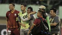 Kiper PSMS, Abdul Rohim, merayakan kemenangan atas Persebaya pada laga perempat final Piala Presiden di Stadion Manahan, Solo, Sabtu, (3/2/2018). PSMS menang adu penalti atas Persebaya dengan skor 4-3. (Bola.com/M Iqbal Ichsan)