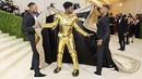 Rapper Lil Nas X menghadiri The 2021 Met Gala Celebrating In America: A Lexicon Of Fashion di Metropolitan Museum of Art, New York City, Senin (13/9/2021). Lil Nas X yang hadir di Met Gala 2021 dengan penuh totalitas tampil menggunakan 3 lapisan kostum sekaligus. (Mike Coppola/Getty Images/AFP)
