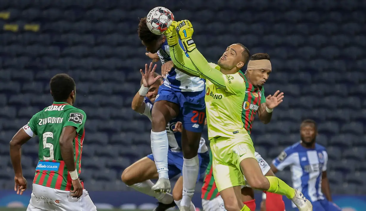 Striker FC Porto, Ze Luis, berusaha mencetak gol ke gawang Maritimo pada laga lanjutan Liga Portugal di Dragao Stadium, Porto, Kamis (10/6/2020) waktu setempat. Porto menang tipis 1-0 atas Maritimo. (AFP/Jose Coelho/Pool)