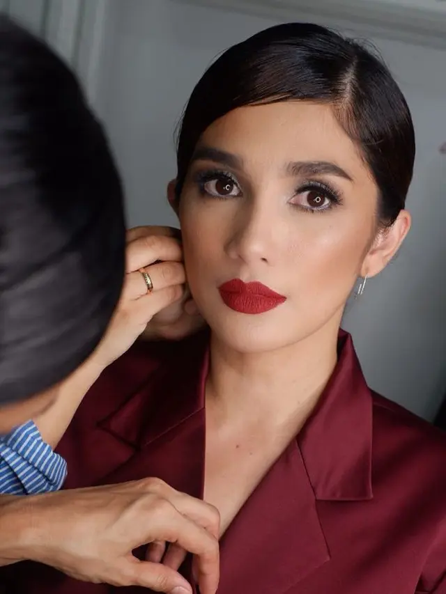 [Bintang] Dari Makeup Simpel Sampai Glamor, Dandanan Ussy Sulistiawaty Ini Bikin Andhika Pratama Jatuh Hati