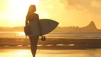 5 Surfer Cantik yang Andal Taklukan Ombak dan Hati Para Pria