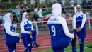 Pesepakbola wanita Iran melakukan pemanasan sebelum pertandingan melawan Jerman di Discover Football tournament di Berlin, Jerman (31/8). Tampil mengunakan hijab pesepakbola wanita Iran jadi pusat perhatian penonton.(REUTERS/Stefanie Loos)