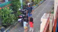 Pria Eksibisionis di Depan Dua Bocah Perempuan