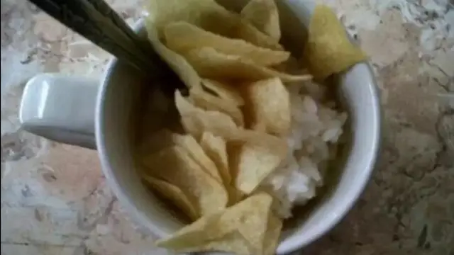 6 Potret Orang Makan Nasi Pakai Gelas Ini Bikin Tepuk Jidat, Porsinya Jadi Sedikit