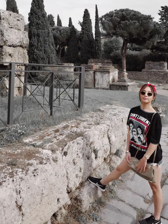 [Bintang] Sering Berpakaian Glamor, Nikita Willy dengan Padu-padan Kaos Tampak Lebih Fresh