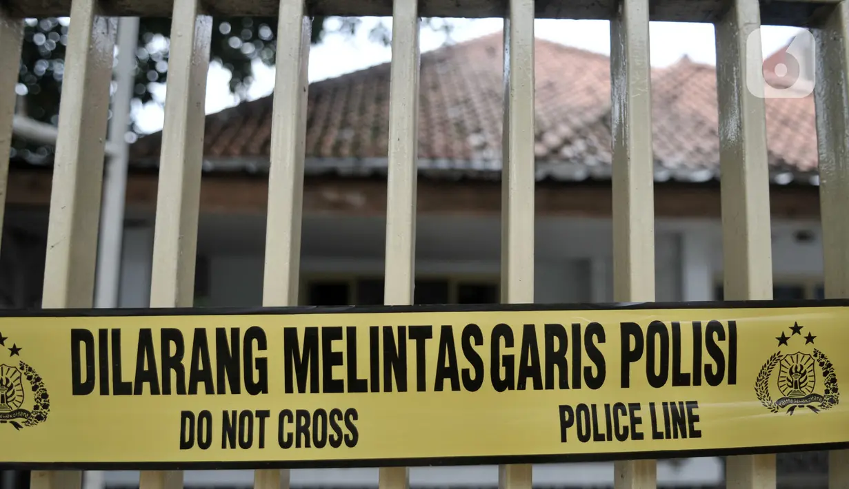 Garis polisi terpasang di pagar sebuah rumah yang dijadikan klinik aborsi ilegal di Jalan Paseban Raya, Jakarta, Minggu (16/2/2020). Polda Metro Jaya membongkar praktik klinik aborsi ilegal yang sudah beroperasi sejak 2018 silam pada Jumat, 14 Februari 2020. (merdeka.com/Iqbal S Nugroho)