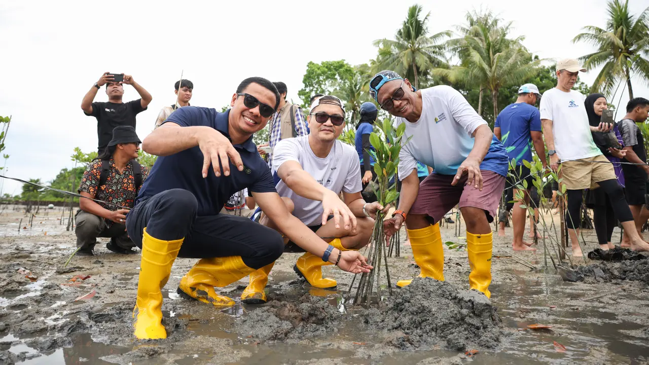 Sebanyak 143 bibit mangrove ditanam dan akan dipantau secara berkala selama tiga tahun di Pulau Bintan, Provinsi Kepulauan Riau.