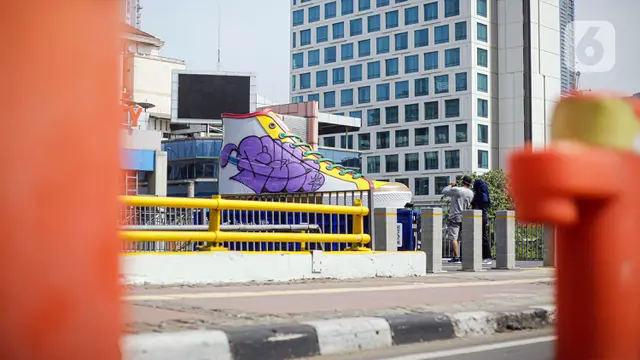 FOTO: Tugu Sepatu Jadi Sasaran Vandalisme