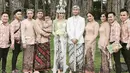 Hari bahagia Syahnaz Sadiqah dan Jeje Govinda akhirnya tiba juga. Sabtu (21/4/2018), Syahnaz telah resmi dipersunting sang kekasih. Pernikahan keduanya berlokasi di Pine Hill, bandung, Jawa Barat. (Foto: Instagram)