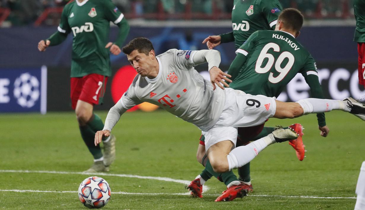 Penyerang Bayern Munchen, Robert Lewandowski, berebut bola dengan gelandang Lokomotiv Moscow, Daniel Kulikov, pada laga lanjutan Liga Champions 2020/2021 di RZD Arena, Rabu (28/10/2020) dini hari WIB. Bayern Munchen menang 2-1 atas Lokomotiv. (AFP/Maxim Shipenkov/pool)