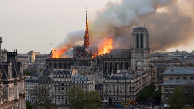 Katedral Notre Dame Paris habis dilalap api pada Senin (15/4/2019) waktu setempat. (Fabien Barrau / AFP)