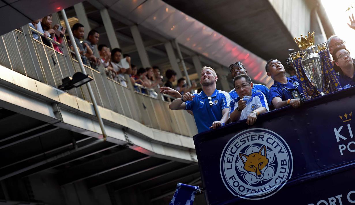 Kiper Leicester City,  Kasper Schmeichel (kiri)  terlihat menyapa fans pada  parade trofi juara Liga Inggris 2015/2016 di Bangkok, (19/5/2016). (AFP/Christophe Archambault)