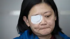 Jurnalis  Indonesia yang tertembak di Hong Kong, Veby Mega Indah saat wawancara dengan The Associated Press di distrik Wan Chai pada 4 Desember 2019. Veby (39), mendesak kepolisian setempat membuka identitas anggota polisi yang menembaknya agar ia bisa menggugat secara pribadi. (AP/Vincent Thian)