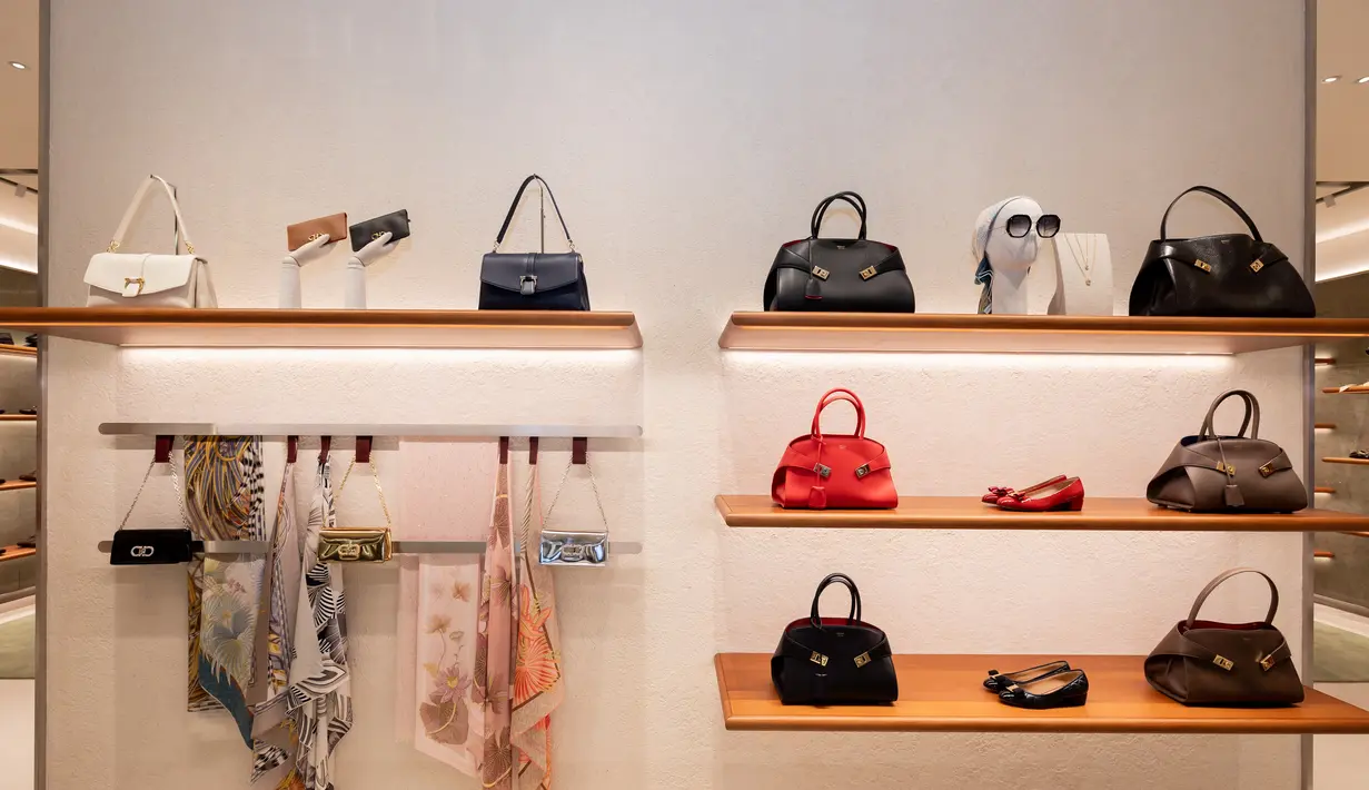 Tata letak yang dikurasi dengan cermat menciptakan pengalaman berbelanja yang intim dan mendalam, memungkinkan pelanggan untuk menikmati kemewahan canggih yang mendefinisikan Ferragamo. Yuk segera kita intip buktin Ferragamo yang terbaru. / Foto dok: Ferragamo.
