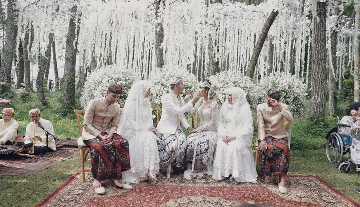 Prosesi akad nikah Syahnaz dan Jeje menggunakan adat Sunda, dan seperti yang terlihat di foto ini keduanya menjalani rangkaian acara suap-suapan usai melangsungkan akad nikah. (Instagram/cafeduchocolatcorp)