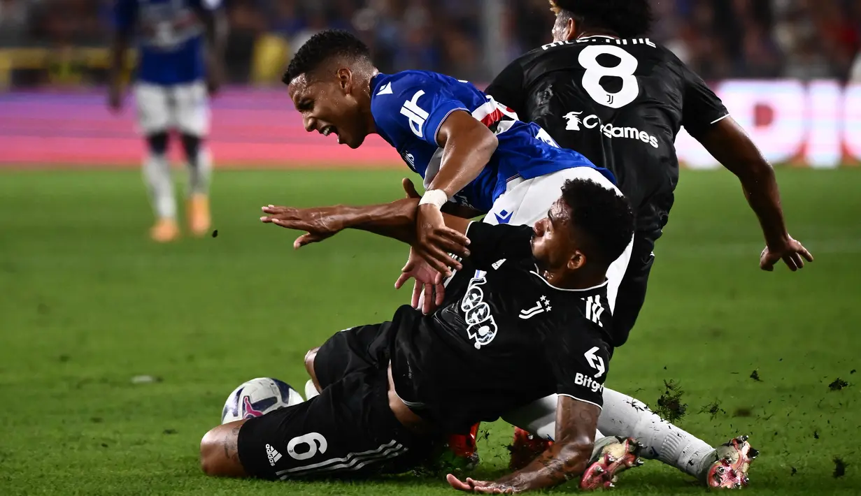 Bek Juventus Danilo (kanan) berebut bola dengan penyerang Sampdoria Abdelhamid Sabiri dalam lanjutan pekan ke-2 Liga Italia 2022/2023 di Stadion Luigi Ferraris, Selasa (23/8/2022) dini hari WIB. Juventus hanya bermain 0-0 saat berlaga di kandang Sampdoria. (Photo by MARCO BERTORELLO / AFP)