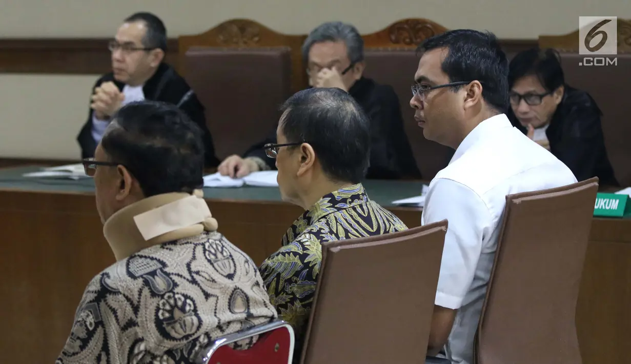Terdakwa suap anggota DPRD Kalteng Edy Saputra Suradja, Willy Agung, dan Teguh Dudy Syamsuri Zaldy (kiri ke kanan) saat sidang tuntutan di Pengadilan Tipikor, Jakarta, (27/2). Ketiganya dituntut 2 tahun 6 bulan penjara. (Liputan6.com/Helmi Fithriansyah)